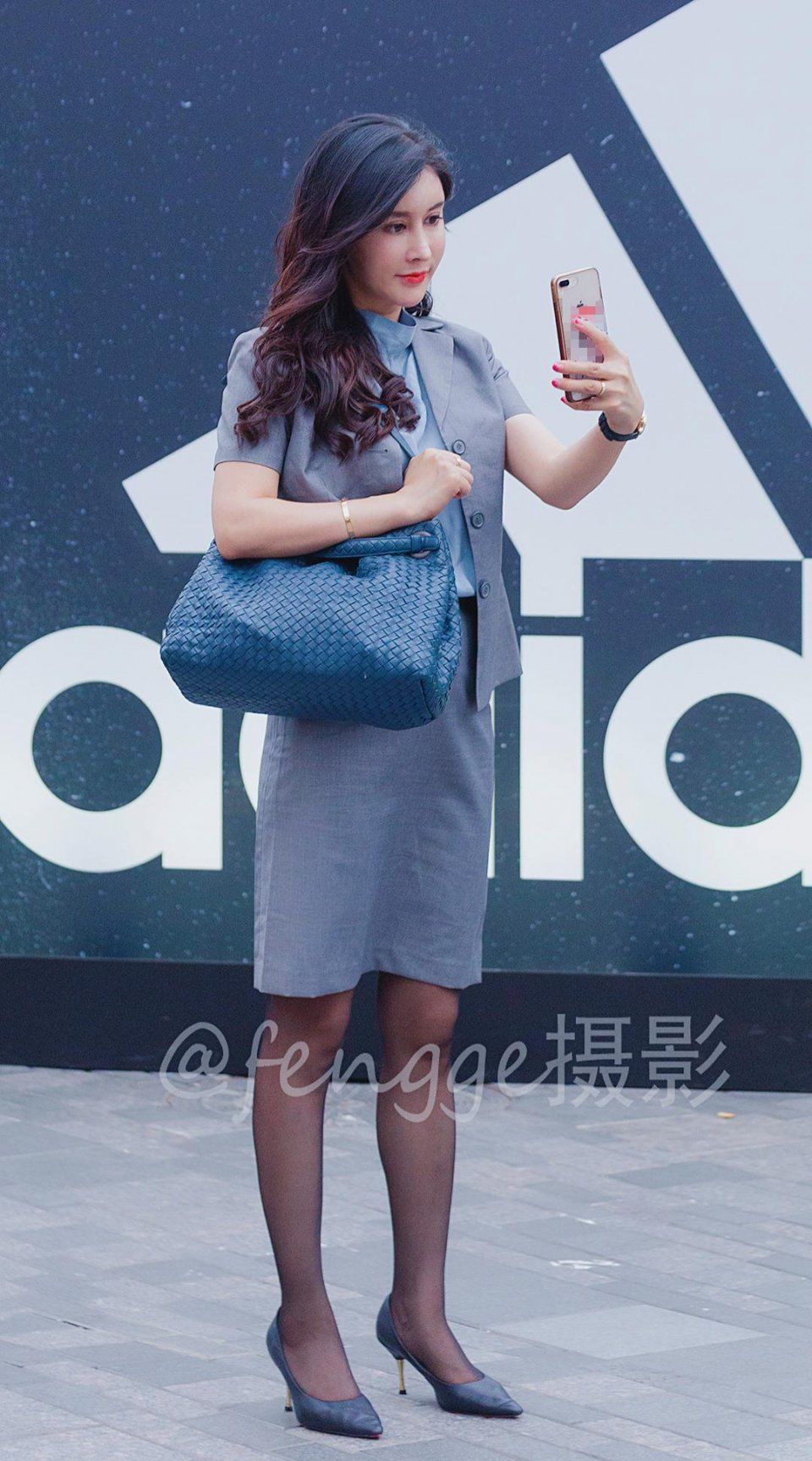 时尚街拍:三里屯来了个OL范时尚大美女，一路卖萌自拍玩到嗨