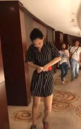 49岁许晴又犯二！吊带裙搭配皮帽子奇葩装亮相，网友：奶奶别这样