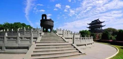 江西最大的城市，相当于20个深圳5个南昌，人口占全省四分之一