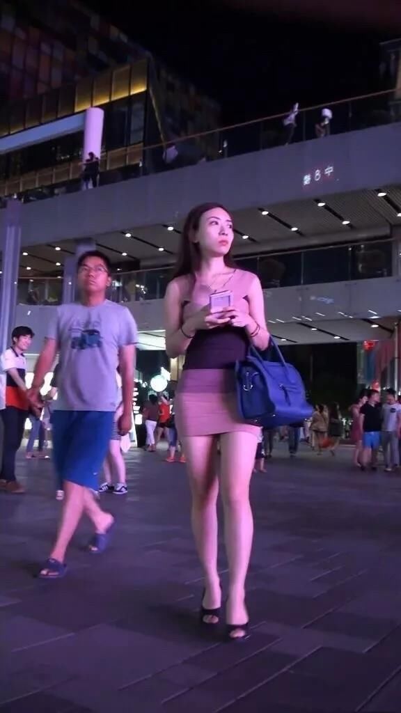 街拍：长得婀娜风韵真性感动人夜晚逛街的翘臀美女