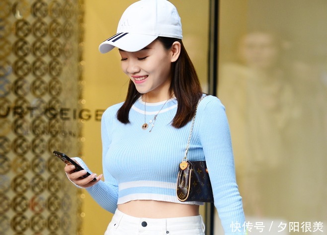 『小姐姐』街拍一位小姐姐,气质可爱甜美,她的一身装扮我多看好几眼!