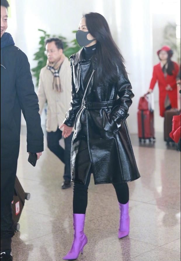 谭维维穿1万多块紫色靴现身机场，网友:丑出天际，白送都不要!