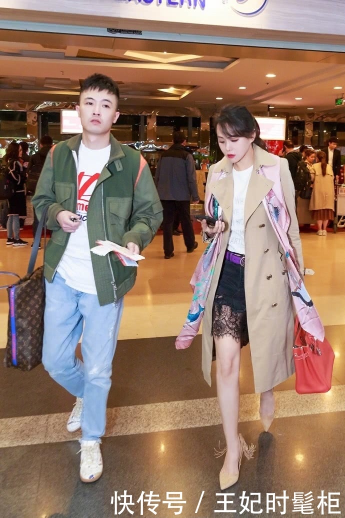 伊能静穿花衬衫出门，搭配牛仔裤显嫩20岁不止，网友：真有49岁吗