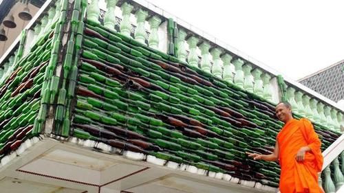 150万个啤酒瓶可以用来做什么?在和尚手里,变成一座寺庙