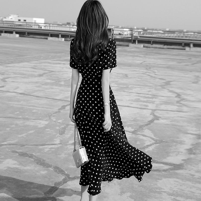 胯宽屁股大还在穿紧身裤?穿上这些连衣裙，不仅减龄还凹身材