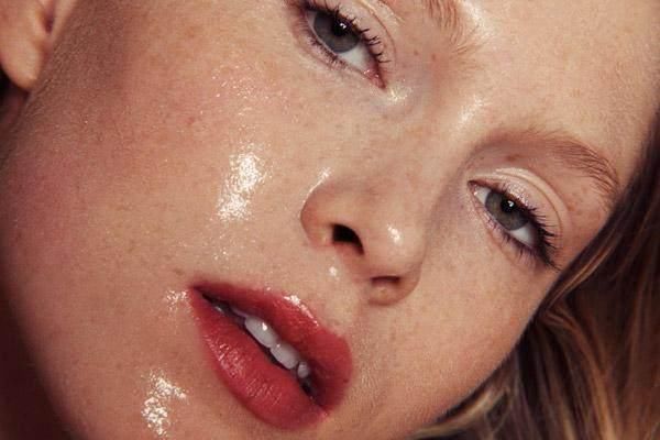 脸上出现这3个信号，暗示螨虫出击了，1种盐堪称螨虫“吸尘器”