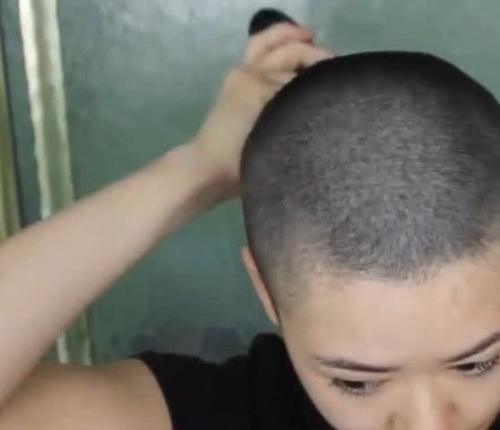 妹子狠心将头发剃光，当戴上耳环那一刻，简直是“宅男杀”漂亮！