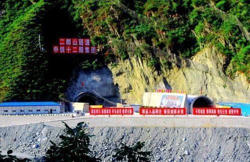  进度@中国最难开凿隧道：每天耗1吨炸药，日均作业进度4米凿通需