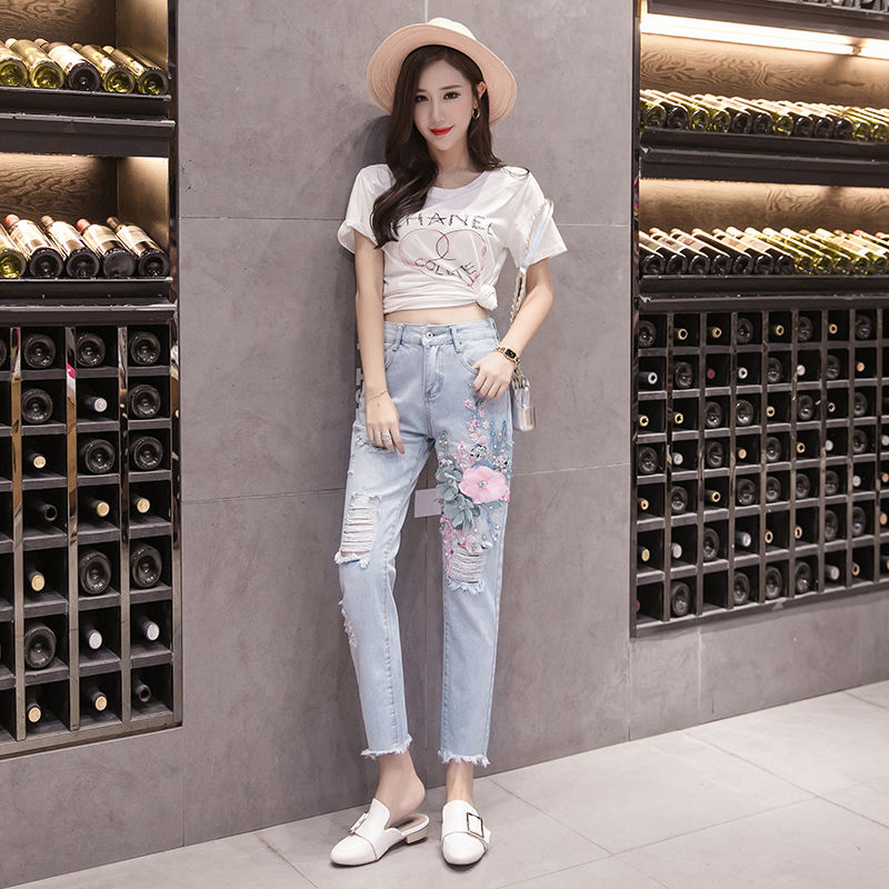 今年秋天别再穿打底裤了，今年流行这样的牛仔裤，回头率百分百