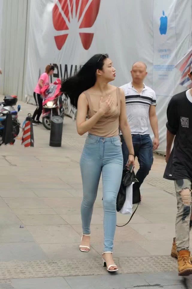 气质姐姐紧身裤尽显丰腴臀线，生怕走光的她手捂胸口，欲露还羞