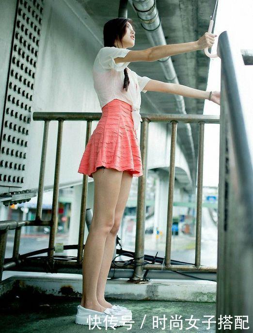 长腿妹子穿群装, 尽显魅力好身材，路人后头都说：真漂亮