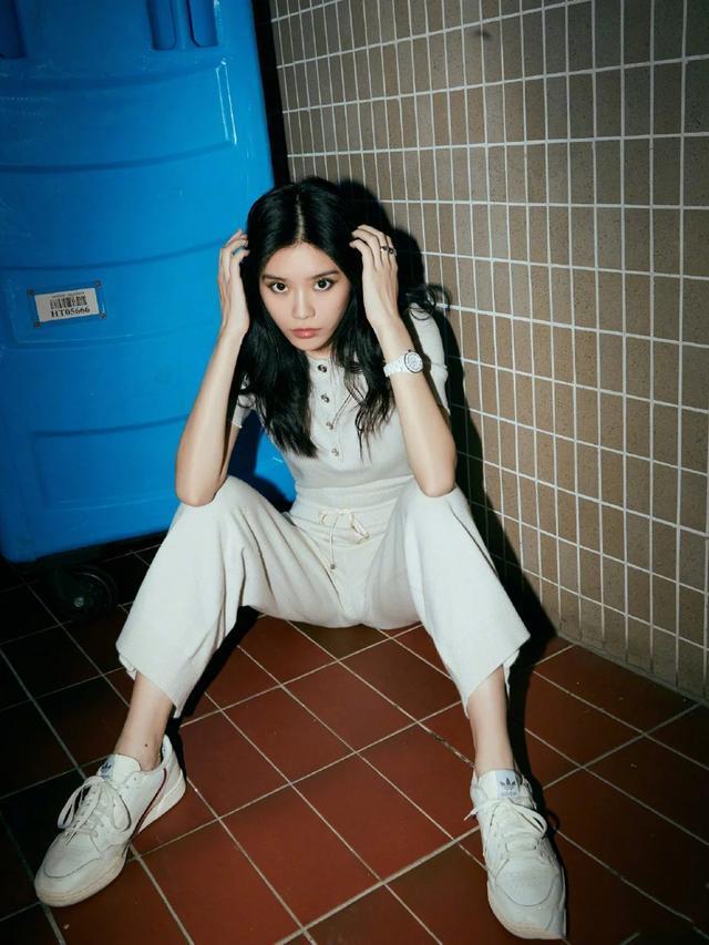 『过时』牛仔破洞裤已过时，超模奚梦瑶搭配的“破洞运动裤”，显瘦又时髦