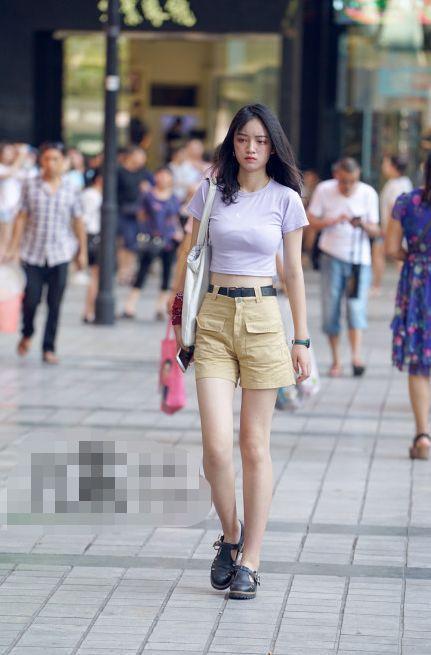 街拍：美女长相优雅迷人，配上太阳镜，时尚、干练又有几分撩人！