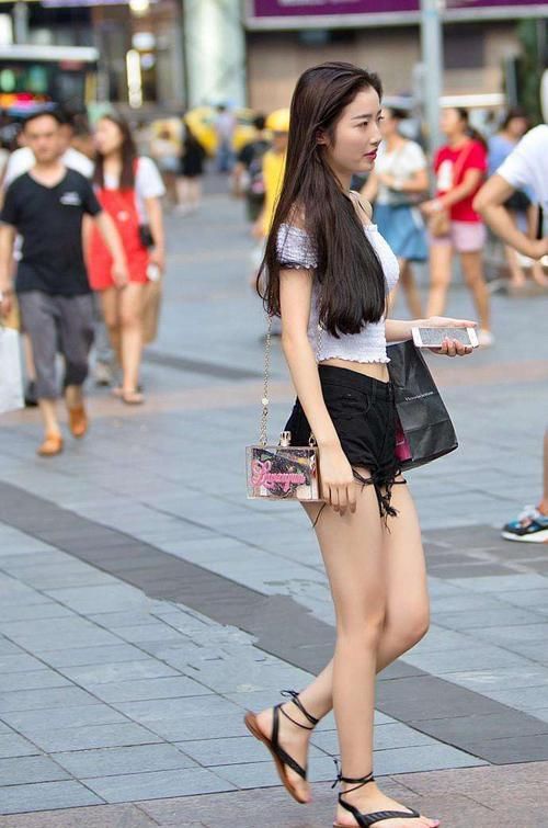 「件白色」街拍,:仙女一样的美女,穿着打扮非常时尚