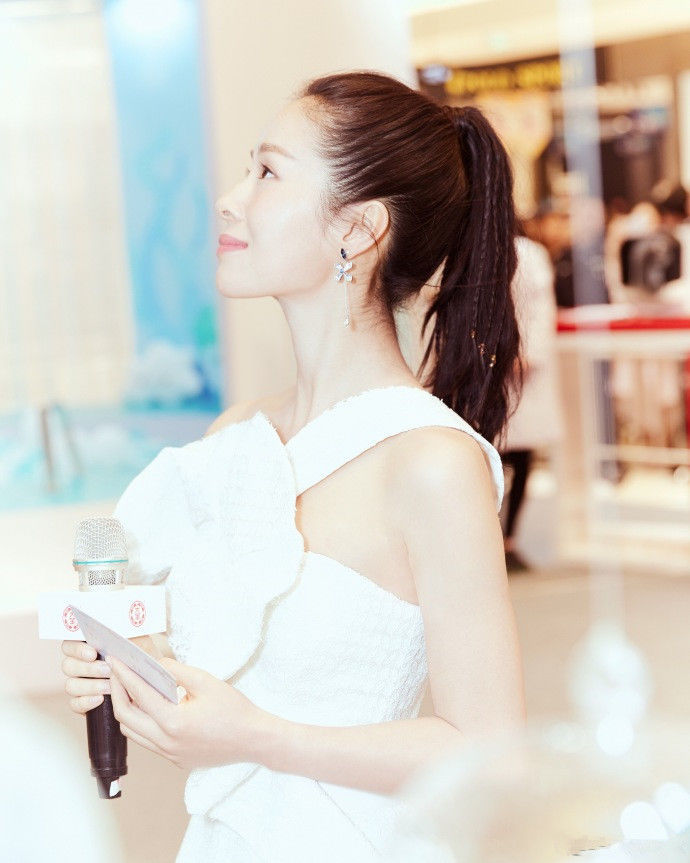 江一燕穿黑色连衣裙，大红唇无敌了，网友：简直就是女神！