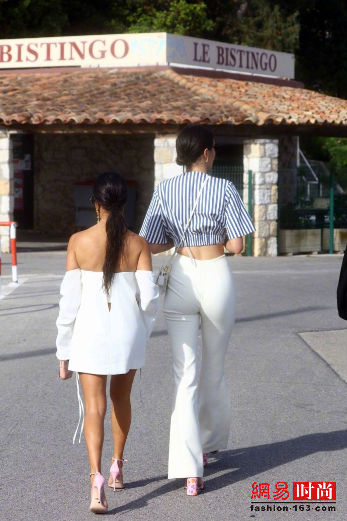 肯豆与姐姐出街 大长腿竟然到她姐姐胸部