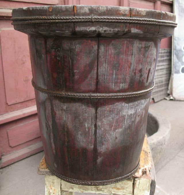 城里人咋想的？专从农村收购老物件，300斤猪槽也要买了放院子里