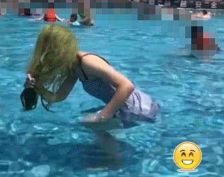 小姐姐模仿“网红甩发”，谁知用力过猛，“绿头发”漫天飞舞！