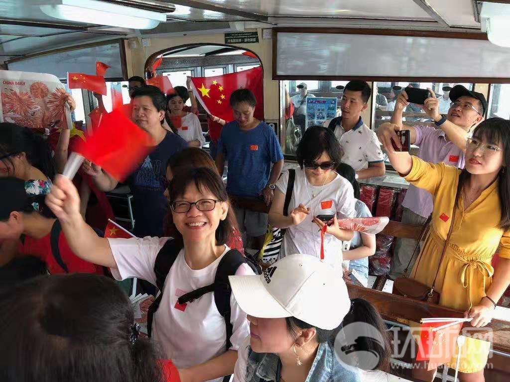  张建宗■香港庆十一，从太平山到天星小轮飘扬五星红旗