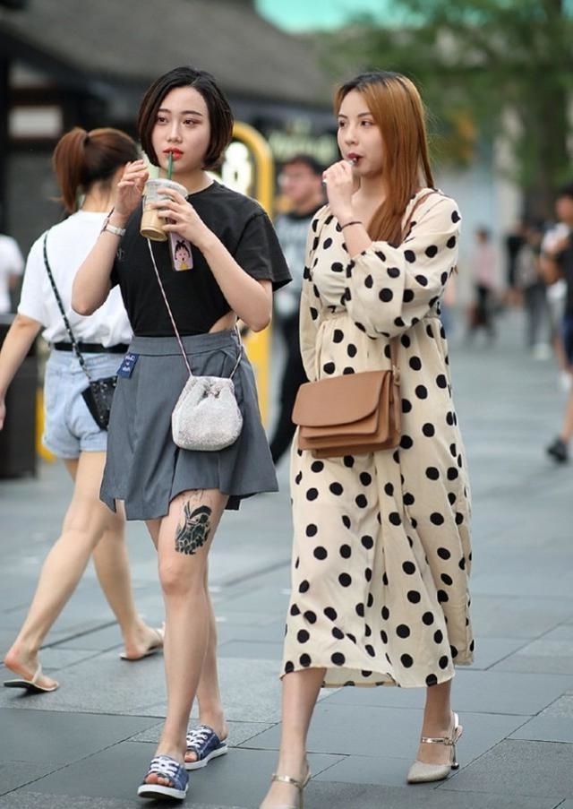  深灰色■路人街拍，美女穿深灰色的针织衫，看起来非常新潮