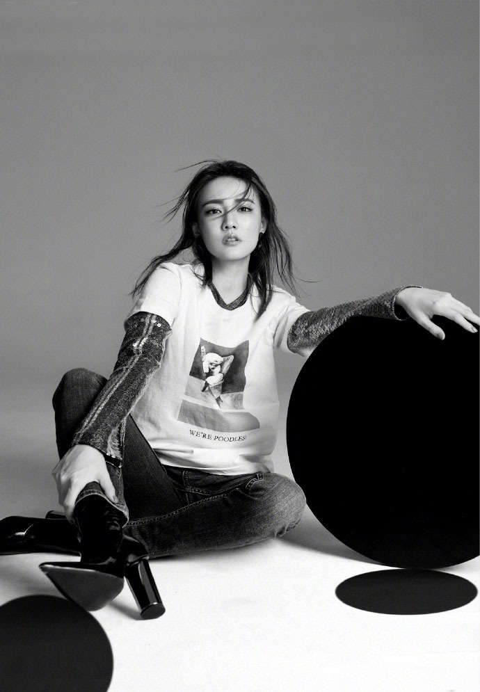 徐璐黑白大片，穿搭不同寻常，网友：空调只开了10度？