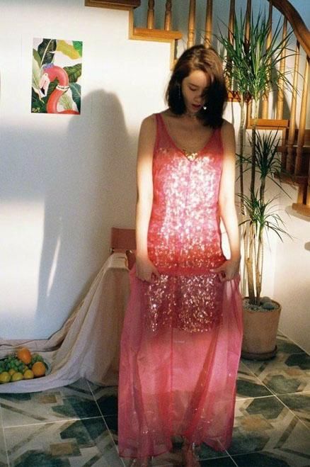 林允儿写真衣服从裙下露出来，穿透明“雨靴”，手里提的才是亮点