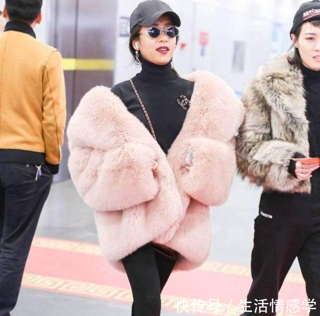 吉克隽逸终于穿衣正常了，只是这脸到底涂了多厚的粉，这么白！