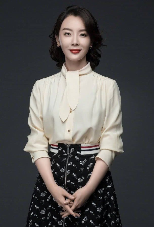 陈数这一身简直是女人的穿搭典范，确定不是董卿失散多年的姐妹?