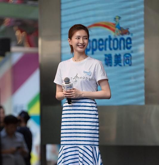 杨紫又撞上江疏影，上次是棉服这回是T恤，网友：终于赢了一回！