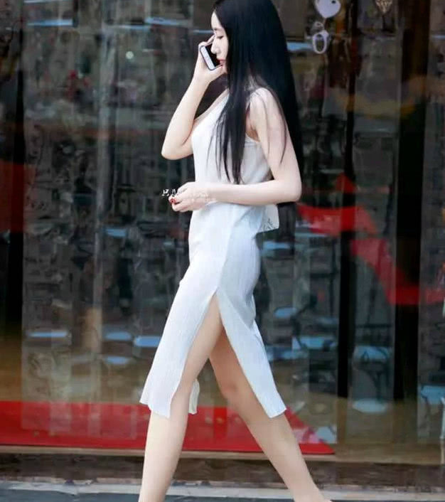 街拍：高挑时尚苗条个性的小姐姐，散发出浓郁的女人味！ ?