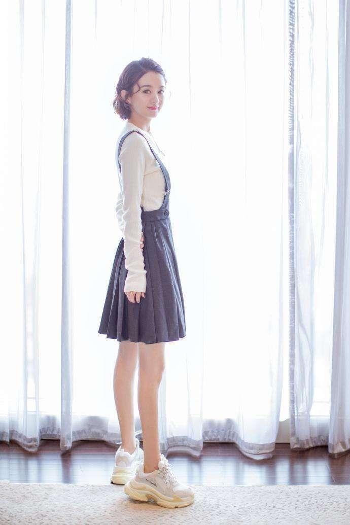 赵丽颖真会玩!“黑心包”上身,“火苗裤”也成吸睛神器!