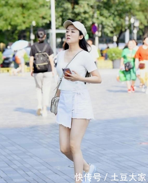  [气质]街拍美女：气质小姐姐，紧身裙穿搭，既时尚又不失魅力！