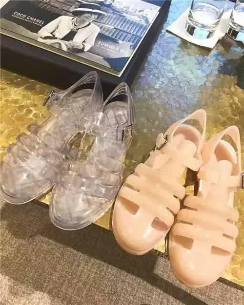  香奈儿■土到极致就是潮？香奈儿一双塑胶凉鞋卖4000，网友：我小时候天天穿