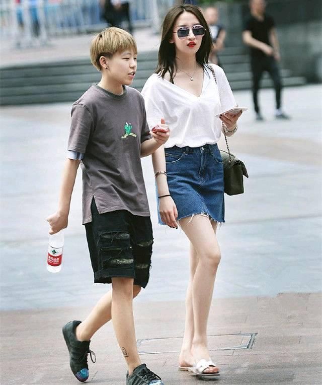 街拍女孩:独特娇美肌肤胜白雪，我感觉恋爱了!