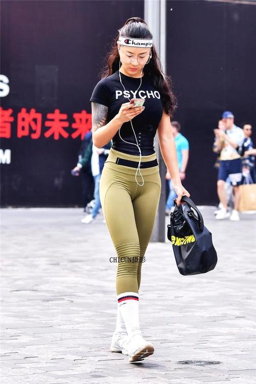 穿运动紧身裤，彰显你健美好身材