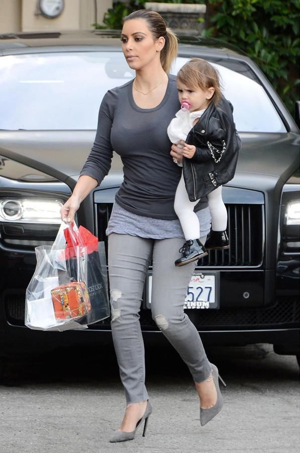 街拍：图1欧美辣妈，胯大却不尴尬！图2真胆大，衣服破得真夸张！