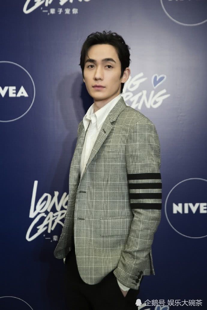 朱一龙现身某发布会 身穿格纹西装 造型斯文帅气随性自然