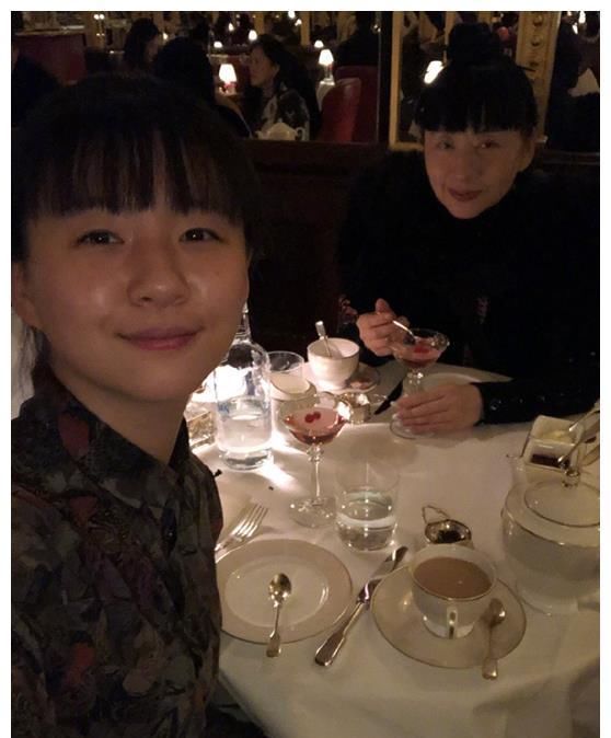  「写真」“孔雀公主”杨丽萍晒写真照片，面若桃花紧致皮肤，62岁却似26岁美少女