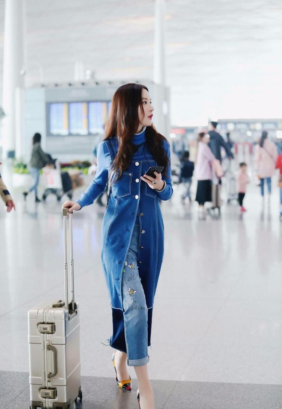 想不到张萌这么瘦!这么窄的裤脚都穿得进去，而且两腿空荡荡的!