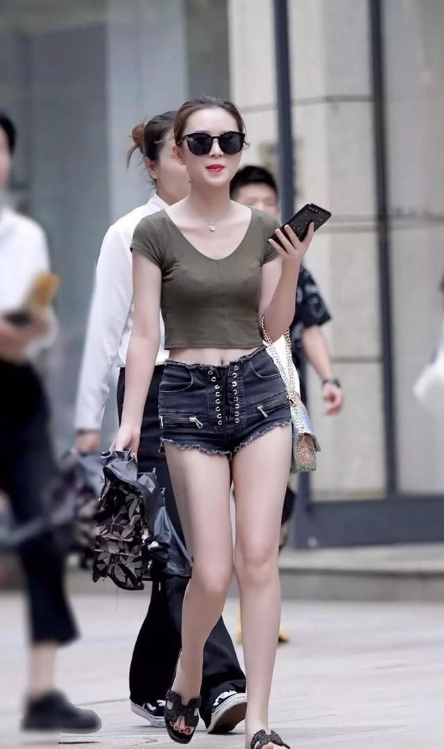  「小妹妹」街拍：知性端庄的小妹妹，用国色天姿形容不为过