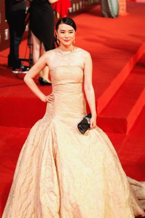 黄璐偏要穿小一码的抹胸裙,看这上半身都勒成什么样子了!