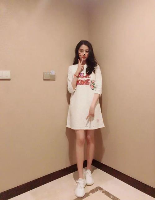 娜扎输给了关晓彤！不仅腿短，还九曲十八弯？