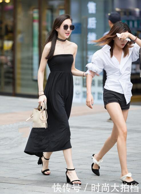 街拍：图1小姐姐穿紧身小背心，小红唇性感，旁边的美女好温柔！