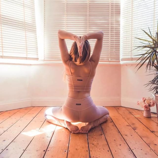 一张图，刺激我想练瑜伽，瑜伽人身材好会的动作也多