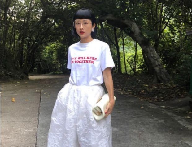 44岁徐濠萦穿8cm高跟鞋,只靠大脚趾“勾”着,这裤子是要起飞?