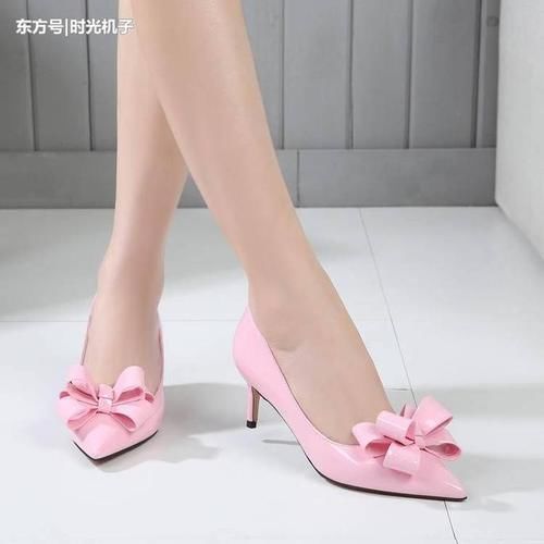 性感的尖头高跟鞋增添气质，让女人的双脚小巧迷人