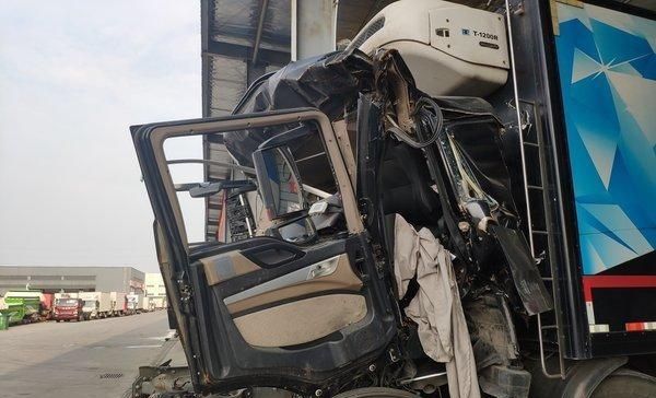 堪称教科书式追尾,这台卡车的驾驶室后移有点