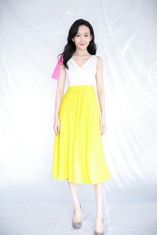 王鸥腿是真长，牛仔长裤穿成9分裤，看到鞋子，整个人都不好了