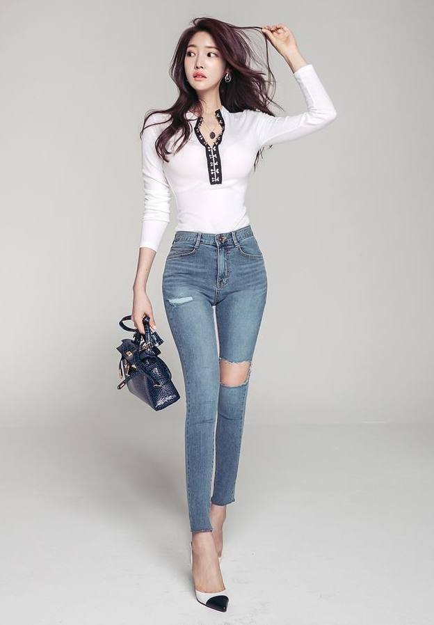 颜值高身材好的牛仔裤美女，秀出一双大长腿，魅力四射！