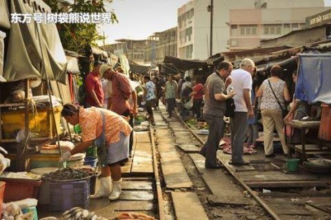世界最危险菜市场,火车从菜场穿道而过,人们时不时要躲避火车